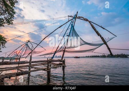 Inde, Bundesstaat Kerala, Kochi (Cochin), Fort Kochi (Cochin) Bezirk, Chinesisch fishnig Netze, die von chinesischen Händlern im 14. und 15. Jahrhunderten importiert Stockfoto