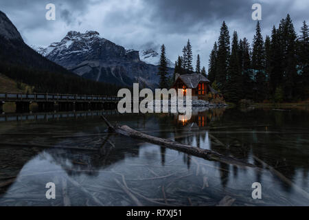 Wunderschöne Aussicht auf einer Hütte in der Nähe von einem Gletscher See mit Kanadischen Rocky Mountains im Hintergrund. In Emerald Lake, British Columbia, Kanada. Stockfoto