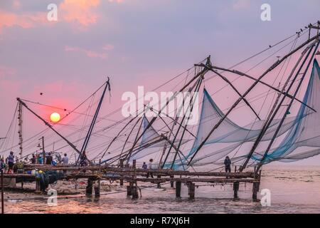 Inde, Bundesstaat Kerala, Kochi (Cochin), Fort Kochi (Cochin) Bezirk, Chinesisch fishnig Netze, die von chinesischen Händlern im 14. und 15. Jahrhunderten importiert Stockfoto