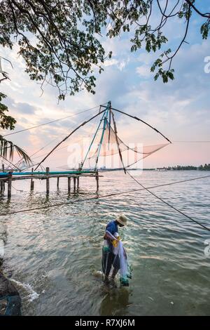 Inde, Bundesstaat Kerala, Kochi (Cochin), Fort Kochi (Cochin) Bezirk, Chinesisch fishnig Netze, die von chinesischen Händlern im 14. und 15. Jahrhunderten importiert und cast net Fischer Stockfoto