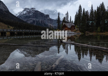 Wunderschöne Aussicht auf einer Hütte in der Nähe von einem Gletscher See mit Kanadischen Rocky Mountains im Hintergrund. In Emerald Lake, British Columbia, Kanada. Stockfoto