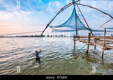 Inde, Bundesstaat Kerala, Kochi (Cochin), Fort Kochi (Cochin) Bezirk, Chinesisch fishnig Netze, die von chinesischen Händlern im 14. und 15. Jahrhunderten importiert und cast net Fischer Stockfoto