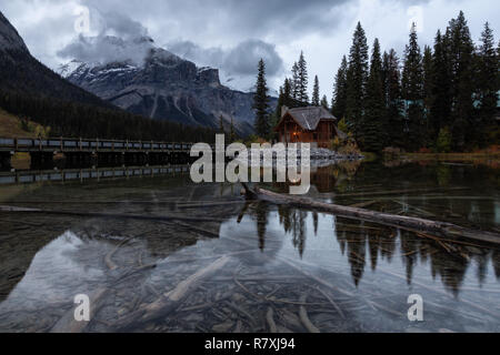 Wunderschöne Aussicht auf einer Hütte in der Nähe von einem Gletscher See mit Kanadischen Rocky Mountains im Hintergrund. In Emerald Lake, British Columbia, Kanada. Stockfoto