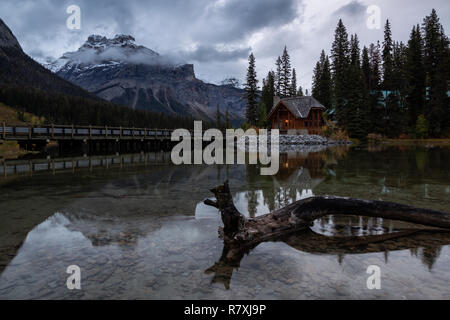 Wunderschöne Aussicht auf einer Hütte in der Nähe von einem Gletscher See mit Kanadischen Rocky Mountains im Hintergrund. In Emerald Lake, British Columbia, Kanada. Stockfoto