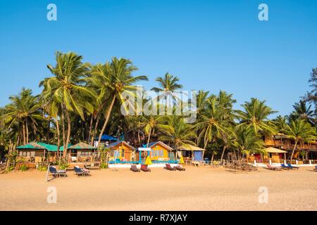 Indien, Goa, Agonda Beach Bungalows am Strand entlang Stockfoto