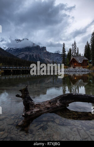 Wunderschöne Aussicht auf einer Hütte in der Nähe von einem Gletscher See mit Kanadischen Rocky Mountains im Hintergrund. In Emerald Lake, British Columbia, Kanada. Stockfoto