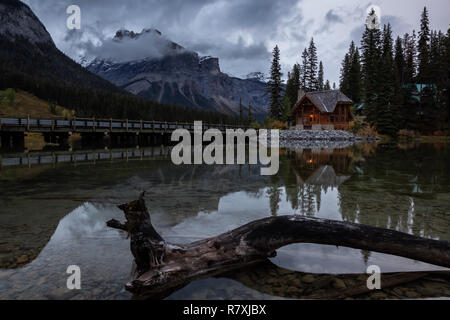 Wunderschöne Aussicht auf einer Hütte in der Nähe von einem Gletscher See mit Kanadischen Rocky Mountains im Hintergrund. In Emerald Lake, British Columbia, Kanada. Stockfoto