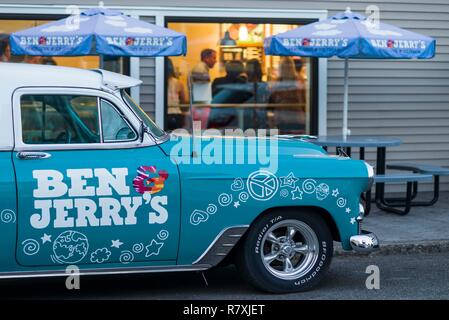 United States, New York, Finger Lakes Region, Watkins Glen, 1950s-era Chevrolet Auto mit Ben und Jerry's Ice Cream signage Stockfoto