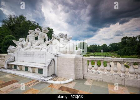 United Stateslaware, Wilmington, Moret-sur-Loing Immobilien, dem ehemaligen Zuhause von Industriellen Alfred I. DuPont und Familie, französischen Gärten, die colonade, Skulptur Stockfoto