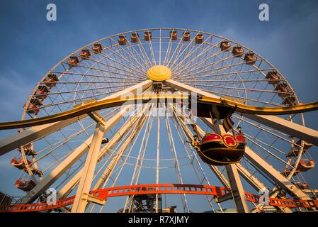 Usa, New Jersey, Jersey Shore, Wildwoods, Wildwoods Beach Boardwalk, Riesenrad, Dämmerung Stockfoto