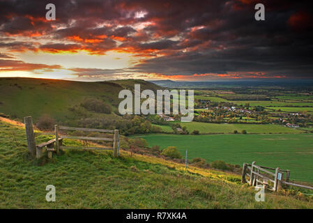 Das Dorf Fulking, gesehen von Devil's Dyke bei Sonnenuntergang, England, Großbritannien Stockfoto