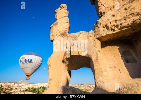 Türkei, Zentralanatolien, Nev &#x15f; ehir Provinz Kappadokien, Weltkulturerbe der UNESCO, Nationalpark Göreme bei Sonnenaufgang, fliegenden Heißluftballons über vulkanischen Tuff Hügel Stockfoto