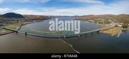 Antenne Panoramablick von J.C. Van Horne Brücke, läuft von Pointe-à-la-Croix, Quebec, in Campbellton, New Brunswick, Kanada. Stockfoto