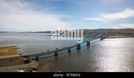 Antenne Panoramablick von J.C. Van Horne Brücke, läuft von Pointe-à-la-Croix, Quebec, in Campbellton, New Brunswick, Kanada. Stockfoto