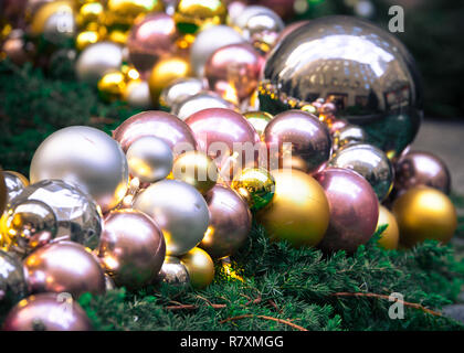 Schönes Glas Christbaumschmuck gegen immergrüne Zweige Stockfoto