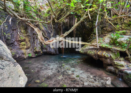 Bäder der Aphrodite Grotte mit Teich und Quellwasser Stockfoto