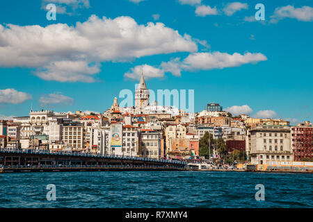 Bucht auf das Goldene Horn und den Galataturm. Istanbul, Türkei - 19. September 2018. Stockfoto