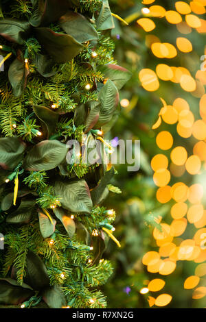 Schöne bunte Weihnachten Hintergrund Bild mit Beleuchtung, Blätter und Zweige zu Weihnachten Stockfoto