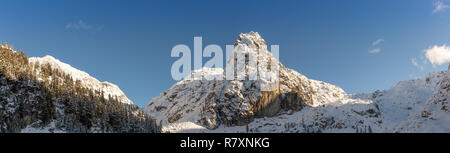 Schöne Panoramasicht kanadischen Winter Landschaft in einem hellen, sonnigen Tag. In Watersprite See, in der Nähe von Squamish, nördlich von Vancouver, BC, Kanada. Stockfoto