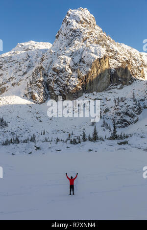 Abenteuerliche Menschen genießen die schönen kanadischen Winter Landschaft in einem hellen, sonnigen Tag. In Watersprite See, in der Nähe von Squamish, nördlich von Vancouv genommen Stockfoto