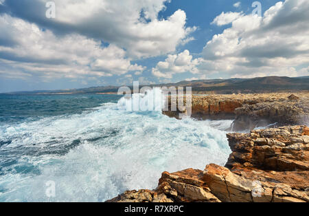 Storming Meer und breiten sich Wellen, Zypern Küste. Stockfoto