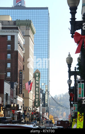 Alte historische Gebäude und neue moderne auf der Gay St. in der Innenstadt von Knoxville, TN, USA Stockfoto