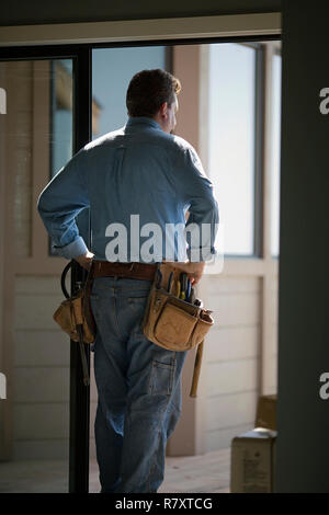 Männliche builder tragen ein Werkzeug Gürtel. Stockfoto