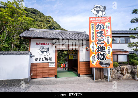 Beppu, Oita, Japan, November 8, 2018: Jigoku (Kamado Cooker Hölle) Teich im Herbst, einer der berühmten Thermalquellen Viewpoint, representi Stockfoto