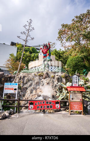 Beppu, Oita, Japan, November 8, 2018: Jigoku (Kamado Cooker Hölle) Teich im Herbst, einer der berühmten Thermalquellen Viewpoint, representi Stockfoto