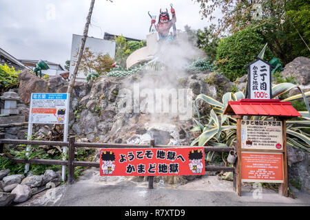 Beppu, Oita, Japan, November 8, 2018: Jigoku (Kamado Cooker Hölle) Teich im Herbst, einer der berühmten Thermalquellen Viewpoint, representi Stockfoto