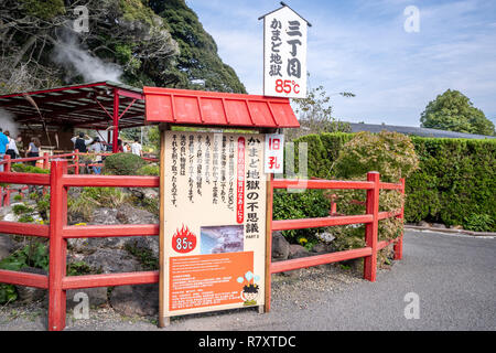 Beppu, Oita, Japan, November 8, 2018: Jigoku (Kamado Cooker Hölle) Teich im Herbst, einer der berühmten Thermalquellen Viewpoint, representi Stockfoto