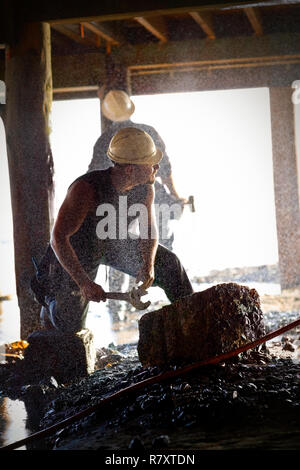 Männer Tragen von Schutzhelmen Abriss eines Gebäudes. Stockfoto