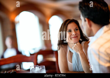 Paar beim Mittagessen in einem Restaurant. Stockfoto