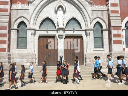 Grundschulkinder und Szenen an einer religiösen katholischen Schule im Raum Chicago im Jahr 2018. Stockfoto