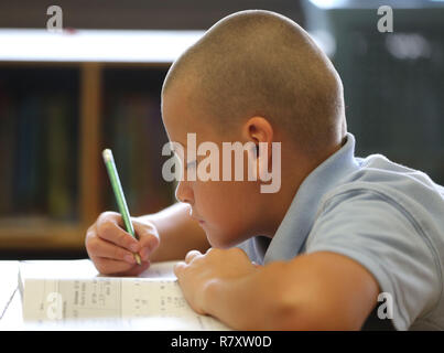 Grundschulkinder und Szenen an einer religiösen katholischen Schule im Raum Chicago im Jahr 2018. Stockfoto