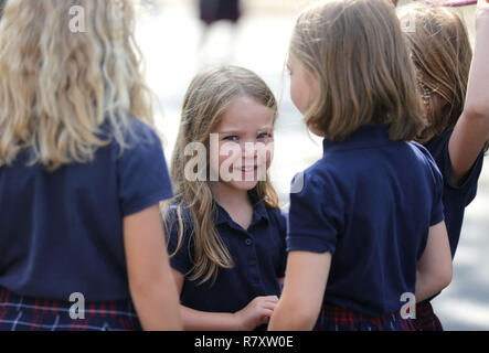 Grundschulkinder und Szenen an einer religiösen katholischen Schule im Raum Chicago im Jahr 2018. Stockfoto