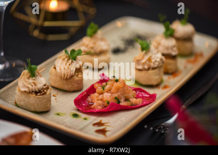 Fässer mit Lachs Fisch und Sahnesauce Stockfoto