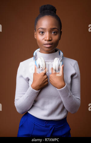 Junge schöne afrikanische Zulu Frau mit Kopfhörer Stockfoto