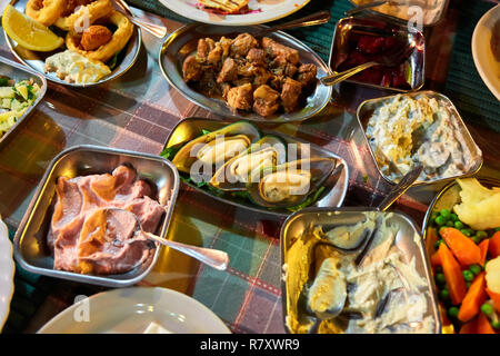 Im Nahen und Mittleren Osten oder arabische Gerichte und verschiedene Meze, Beton rustikales Hintergrund. Fleisch Döner, Falafel, Baba ghanoush, muhammara, Hummus, sambusak, Reis, Stockfoto