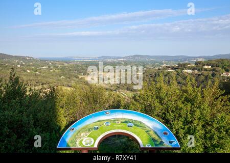 Frankreich, Var, Grimaud, im Hintergrund der Golf von Saint-Tropez gesehen, seit das Belvedere der Mühle Saint Roch Stockfoto