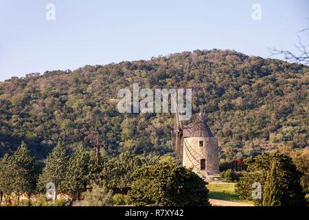 Frankreich, Var, Grimaud, die Mühle Saint-Roch, für das 17. Jahrhundert bekannt unter dem Namen Mühle von Gardiolle im Jahre 1990 von dem Architekten Hubert Lemonier und die Compagnons du Tour de France wiederhergestellt Stockfoto