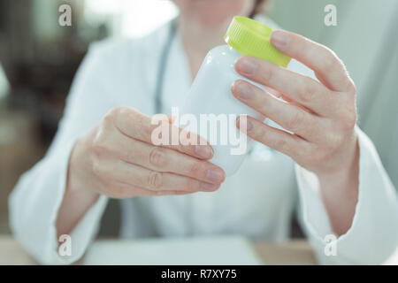 Arzt empfiehlt Vitamin ergänzt, in der Nähe der weiblichen Hausarzt Holding eine Flasche Tabletten Stockfoto