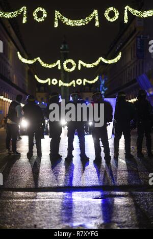 Dezember 01, 2018 - Paris, Frankreich: Französische Polizei stand Guard in der Nähe des Place Vendome als gelbe Weste Demonstranten in der Nähe zeigen. Des CRS en poste entre La Place Vendôme et le Jardin des Tuileries Pendant l'Acte 3 de la Mobilisation des Gilets Jaunes. *** Frankreich/KEINE VERKÄUFE IN DEN FRANZÖSISCHEN MEDIEN *** Stockfoto