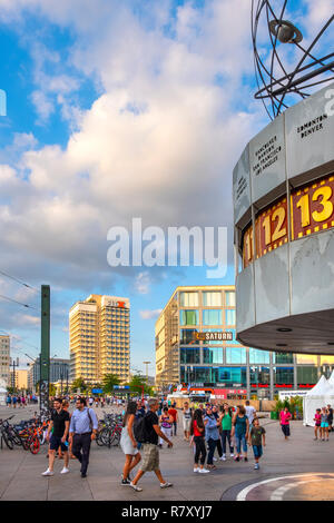 Berlin, Berlin/Deutschland - 2018/07/24: Historische Urania Weltzeituhr Bau - Weltzeituhr am Alexanderplatz in Mitte Quartal Stockfoto