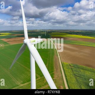 Frankreich, Eure-et-Loir, Fresnay l'Eveque, Ablis Straße Wind Farm, 26 Turbinen MM92 entlang der Autobahn A10 (Luftbild) Stockfoto