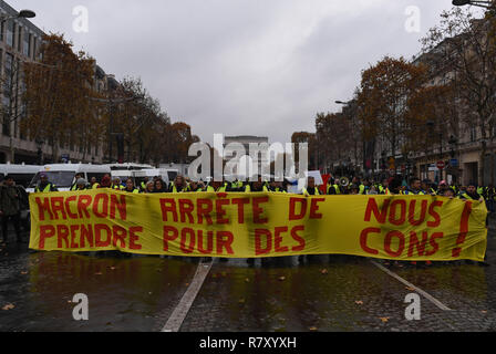 Dezember 01, 2018 - Paris, Frankreich: gelbe Weste Demonstranten versammeln sich auf der Champs-Elysees avenue. Les gilets Jaunes manifestent Avenue des Champs-Elysees Durant l'Acte 3 de leur Mobilisierung. Cette Manifestation einer Rapidement degenere en affrontement avec les CRS filtrant l'entrée de l'Avenue des Champs-Elysees. *** Frankreich/KEINE VERKÄUFE IN DEN FRANZÖSISCHEN MEDIEN *** Stockfoto