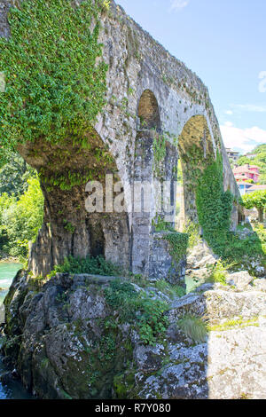 Römische Brücke (Puente Romano de Cangas de Onis) über den Fluss Sella, Cangas de Onis, Asturien, Spanien. Stockfoto