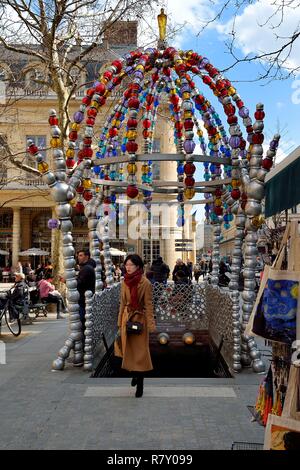 Frankreich, Paris, Palais Royal, Place Colette, u-bahn haltestelle des Palais Royal Louvre Museum, von Jean Michel Othoniel im Jahr 2000 entwickelt wurde, berechtigt, Kiosque des Noctambules Stockfoto