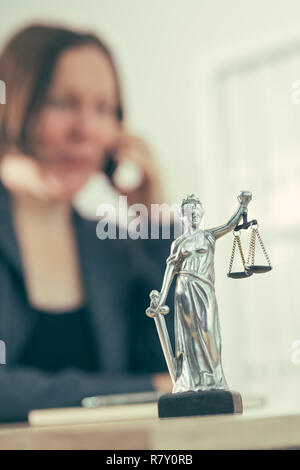 Rechtsanwalt Frau Gespräch am Handy aus ihrem Büro Schreibtisch, selektiven Fokus Stockfoto