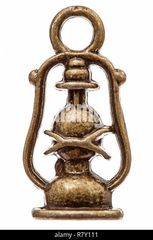 Petroleumlampe oder Sturm Laterne für die Beleuchtung von Straßen und Häuser, dekoratives Element aus Bronze, auf weißem Hintergrund Stockfoto